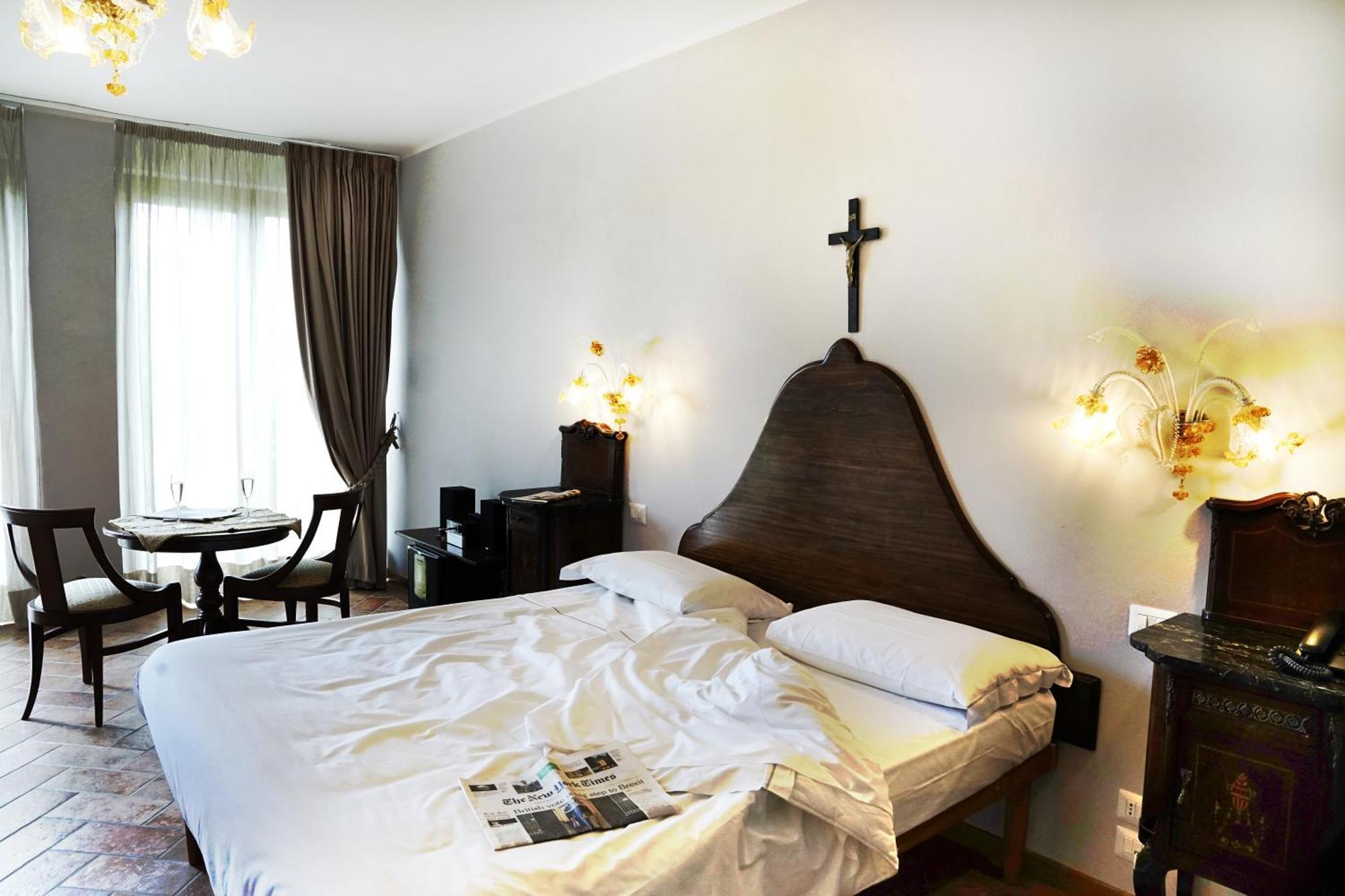 Borgo I Tre Baroni - Spa Suites & Resort Poppi Værelse billede